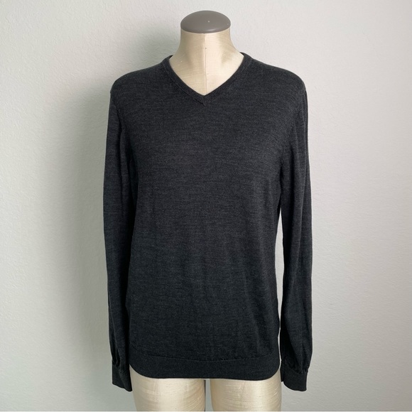 H&M Men's Merino Wool Long Sleeve V Neck Sweater in Charcoal Grey Size Medium - Picture 2 of 9